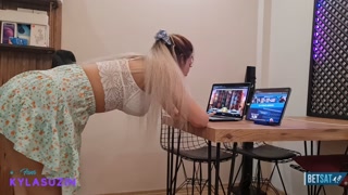 Kumarbaz yalnız yakalayınca domaltıp sikiyor