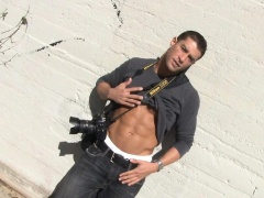 Hunky photographer strips off his clothes and masturbates in the car