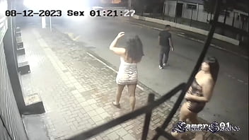 C&acirc_meras de seguran&ccedil_a flagram durante a festa num exibicionismo pelas ruas da Praia Grande Sabrina Strong abordando os machos na rua e Lorena Sanches da a bucetinha para um f&atilde_