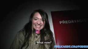 PublicSex Fan von PublicSex trifft ihr Idol und fickt ihn kostenlos