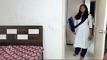 कोमल क्लासेस  के सीधे पहोच गयी टीचर के घर पर लेकिन क्लास अभी चालू नहीं हुआ था तो मस्टरबैशन क्लास सिखाया