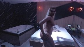 suruba com a bonequinha: peguei na rola e entrei fundo no cuzinho dela