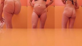 a la piscine je me deshabille pour mettre mon maillot de bain