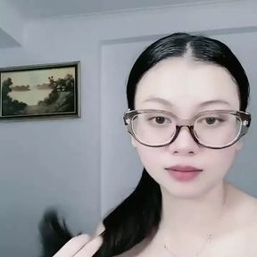 Wanita Cantik Berkacamata Mencari Kenikmatan