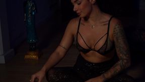 sensual estudiante de yoga nos hace un baile sensual