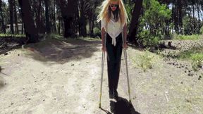 Walk in the woods on crutches MP4(1280x720FHD