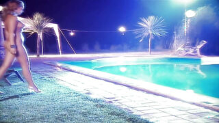 Leccate di figa a bordo piscina con le splendide brune Laura Angel e la modella Nikki Anderson