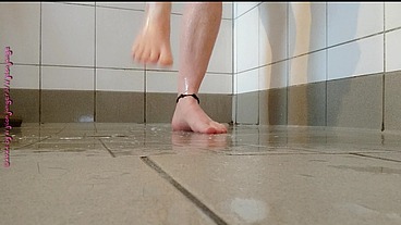 Klebrige Füße beim Duschen