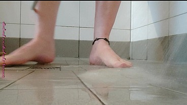 Klebrige Füße beim Duschen