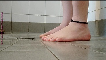Klebrige Füße beim Duschen