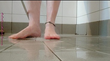 Klebrige Füße beim Duschen