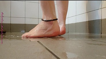 Klebrige Füße beim Duschen