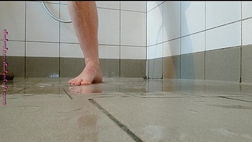 Klebrige Füße beim Duschen