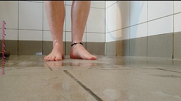 Klebrige Füße beim Duschen