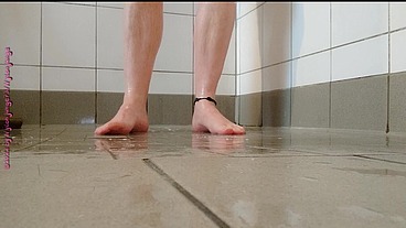 Klebrige Füße beim Duschen