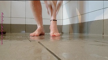 Klebrige Füße beim Duschen