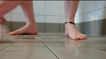 Klebrige Füße beim Duschen