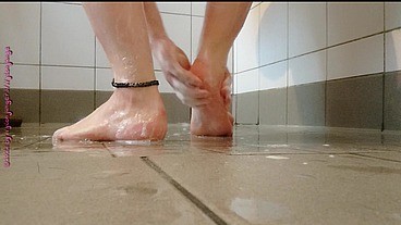 Klebrige Füße beim Duschen