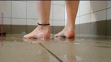 Klebrige Füße beim Duschen
