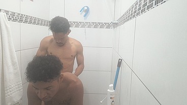 Fodendo com meu melhor amigo até gozarmos no banheiro - 02