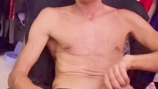 Valkoiset naiset masturboivat isoja leikkaamattomia kullejaan ennen anaalin hakkaamista