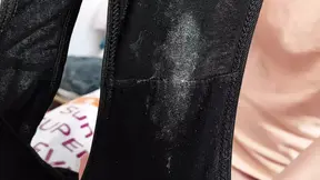 sexy haarige MILF kleedt zich uit en wankt in bed