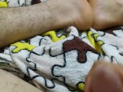 Jovencito mostrando sus pies y juega con su verga