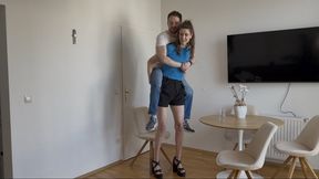 This guy was actually lying about his height just to get a date with a 6‘6 Amazon!