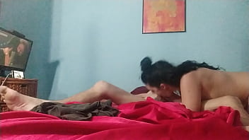 Madura tetona culona teniendo sexo con el vecino desconocido, sac&aacute_ndole la leche hasta la &uacute_ltima gota con su boca. Una buena follada en cuarentena. Leyva Hot ctdx