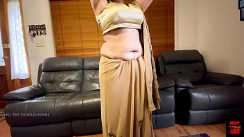 Indian Woman Stunning Striptease in Saree