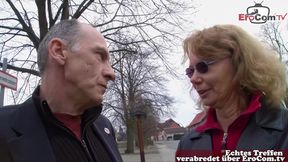 alte frau wird auf der straße nach koitus gefragt