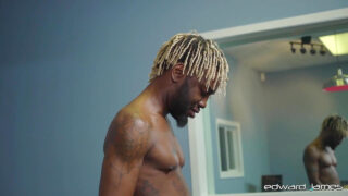 Tatoué Debonair, enculé dans un gangbang anal hardcore