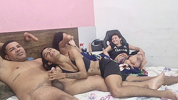 Grávida observa marido fodendo cu das amigas.