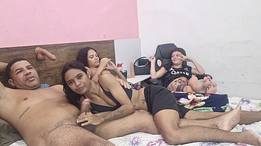 Grávida observa marido fodendo cu das amigas.
