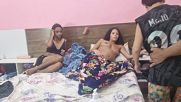 Grávida observa marido fodendo cu das amigas.
