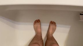 **** on my Legs and Feet 💛💦💧🦵🏻🦶🏻🛁