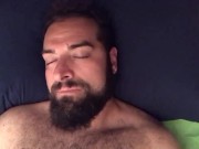 Grosso orso peloso ed arrapato si masturba sudando in camera da letto in estate. Faccia da orgasmo