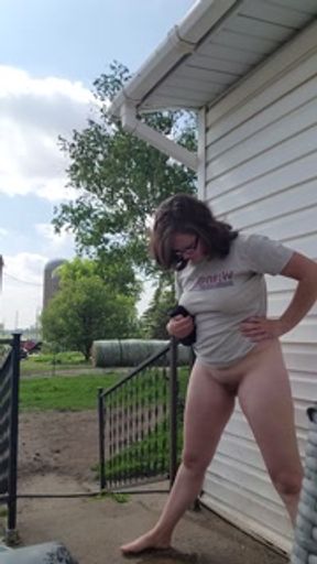 FARM MILF TAKES BIG PISS OUTSIDE