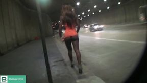 Morena levantando o vestido em p&uacute_blico no meio do transito da cidade. ( V&iacute_deo completo no xvideos red )