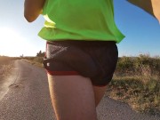 Mi polla en shorts de deporte ajustados y brillantes en un sitio publico