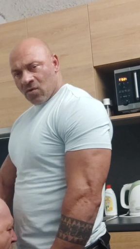 Bodybuilder Get Sucked off