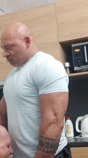 Bodybuilder Get Sucked off