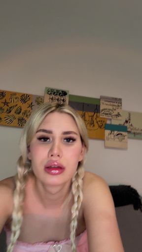 Amateur teen masturbates in homemade video