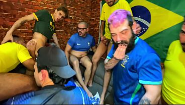 TORCEDORES E BEM DOTADOS NO SEXO DURANTE O INTERVALO DO JOGO DE FUTEBOL. PART 01