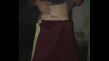 Novinho pauzudo gozou na minha boca no quintal enquanto os outros estavam na sala