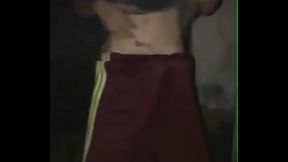 Novinho pauzudo gozou na minha boca no quintal enquanto os outros estavam na sala