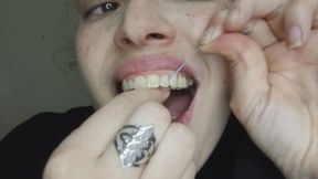 I clean my teeth with dental floss: you should see how dirty they were!