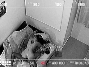 Câmera de segurança flagra amante transando e bebendo leite enquanto corno trabalha