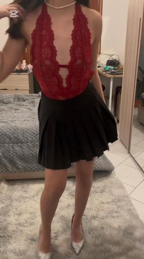 VIDEO #29 – SPOGLIARELLO CON TACCHI E SEDERE IN PRIMO PIANO 🍑👠