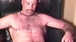 Amateur Hunk Jacks Off Slowly For The Ladies